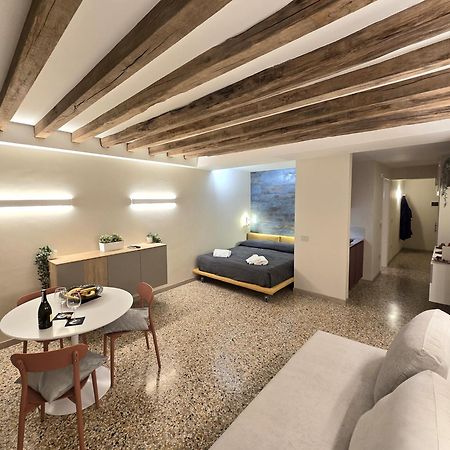 Cozy Studio With Canal View Венеція Екстер'єр фото