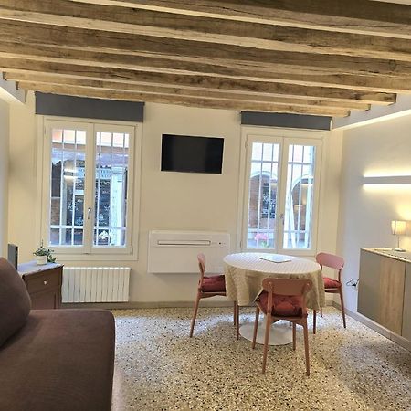 Cozy Studio With Canal View Венеція Екстер'єр фото