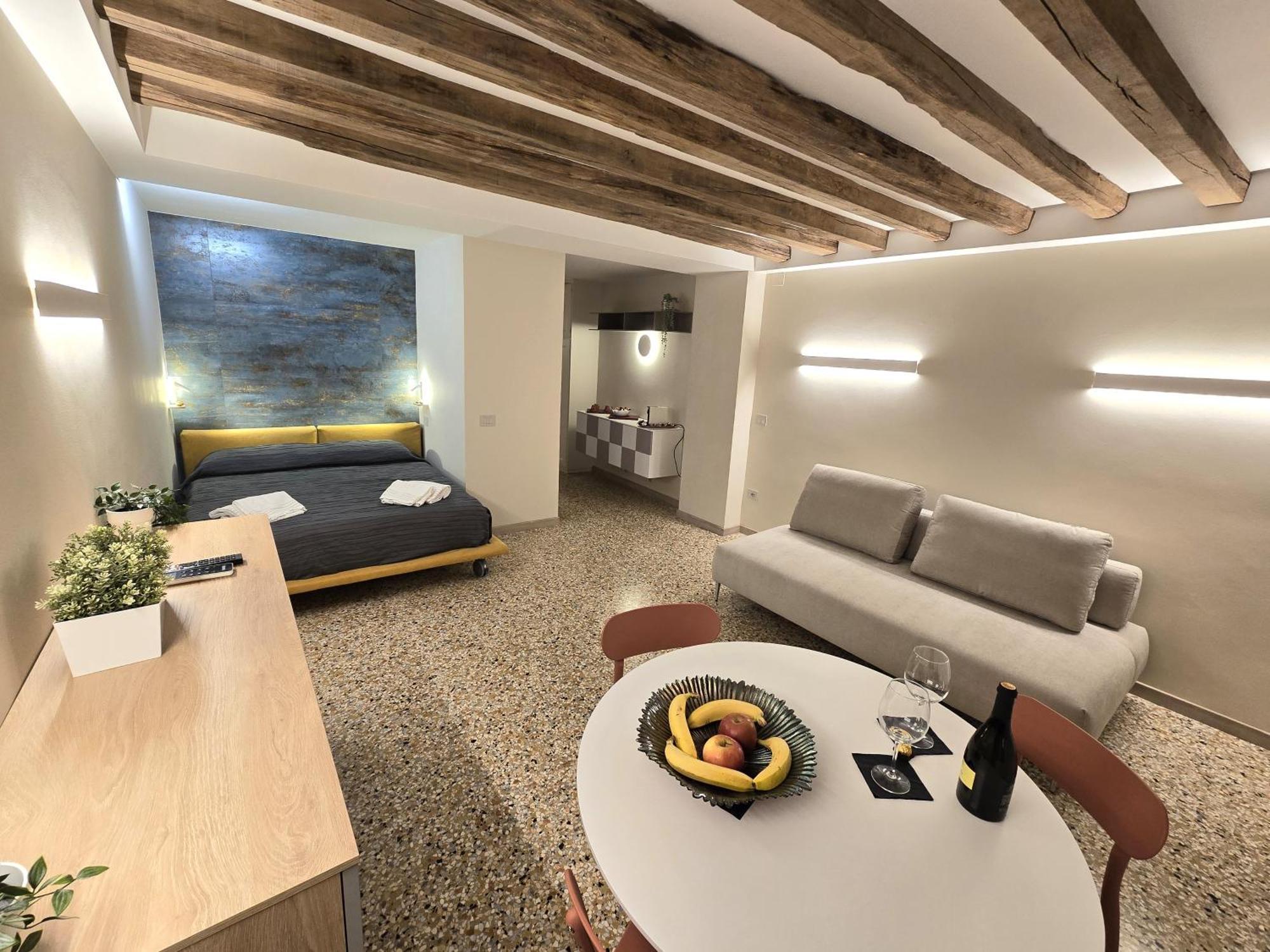 Cozy Studio With Canal View Венеція Екстер'єр фото