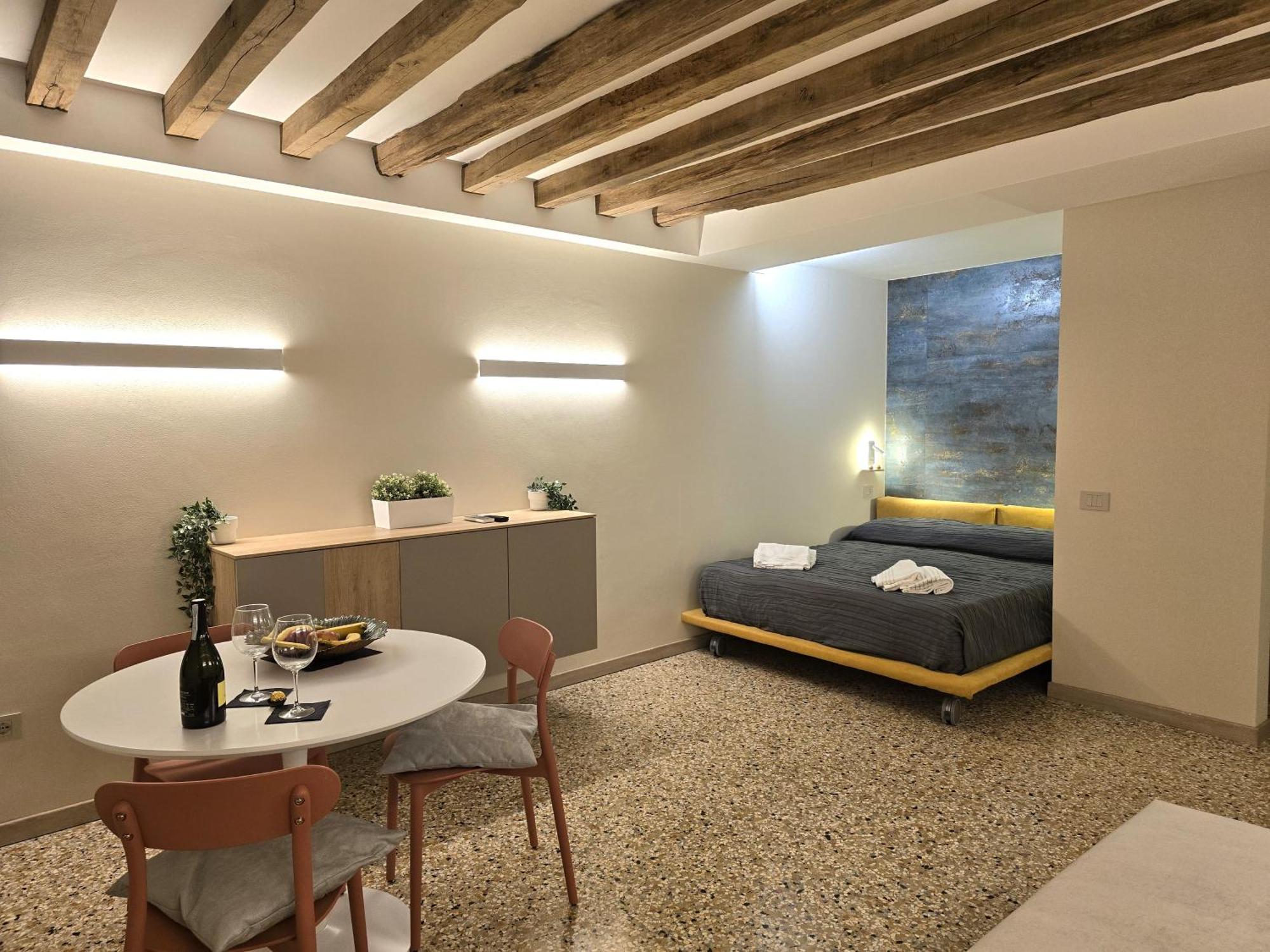 Cozy Studio With Canal View Венеція Екстер'єр фото