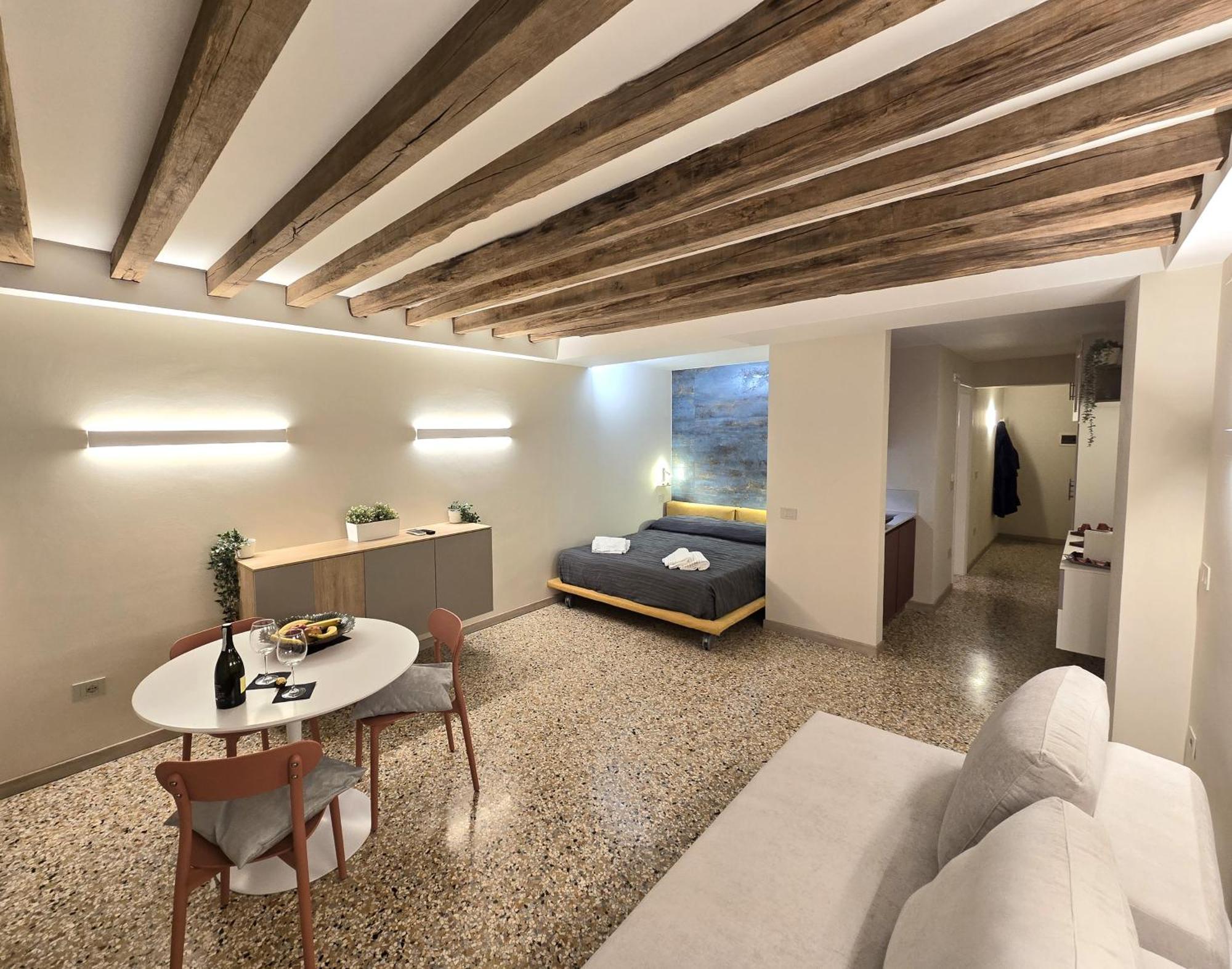 Cozy Studio With Canal View Венеція Екстер'єр фото