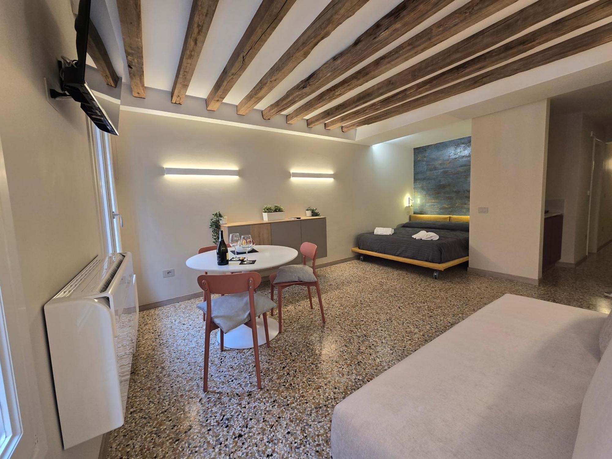 Cozy Studio With Canal View Венеція Екстер'єр фото