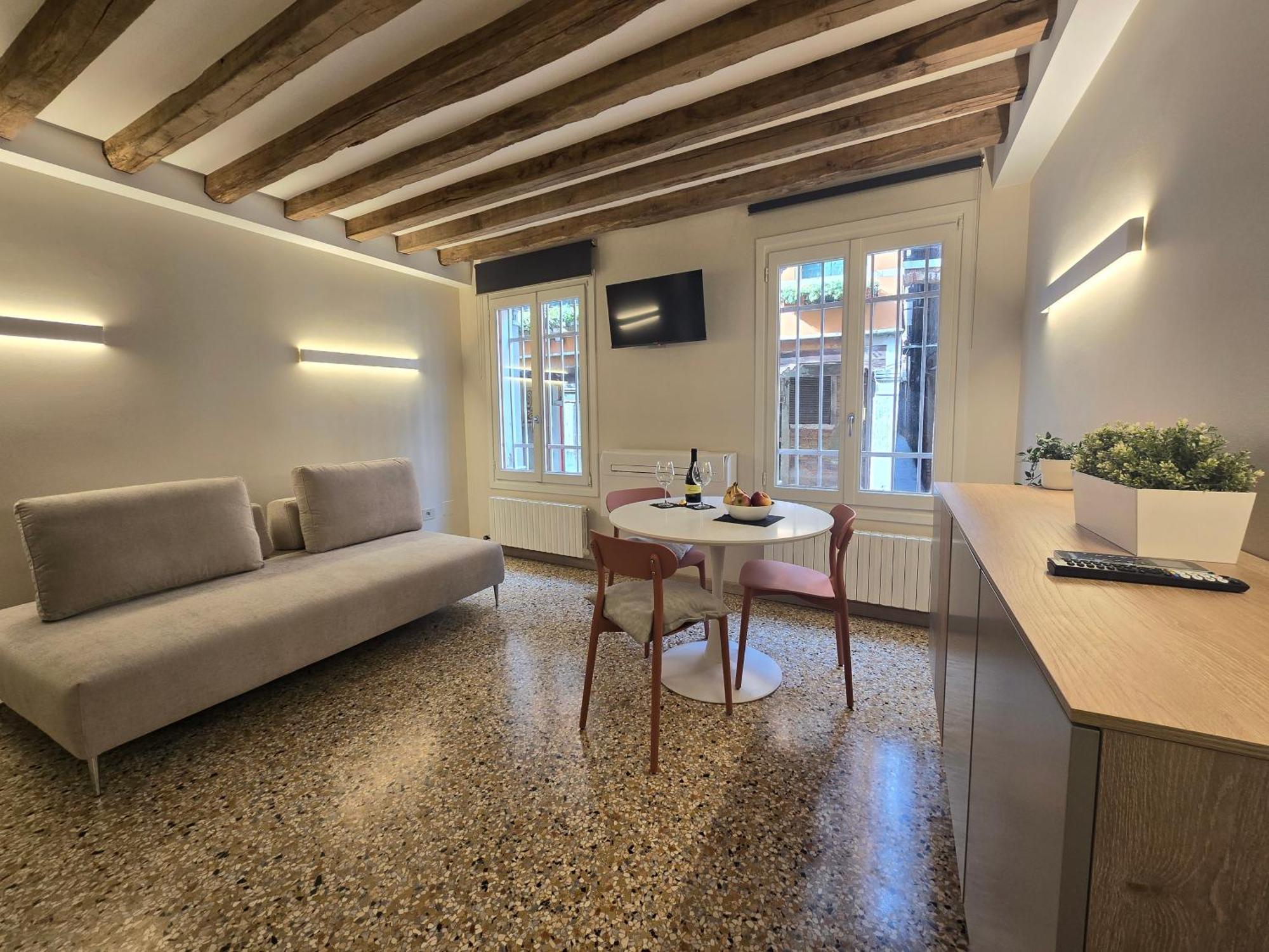 Cozy Studio With Canal View Венеція Екстер'єр фото