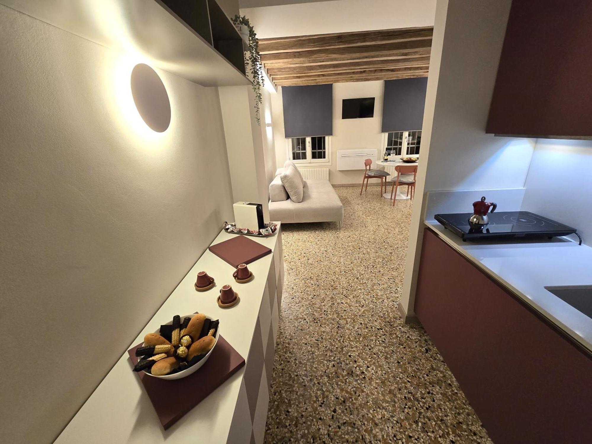 Cozy Studio With Canal View Венеція Екстер'єр фото