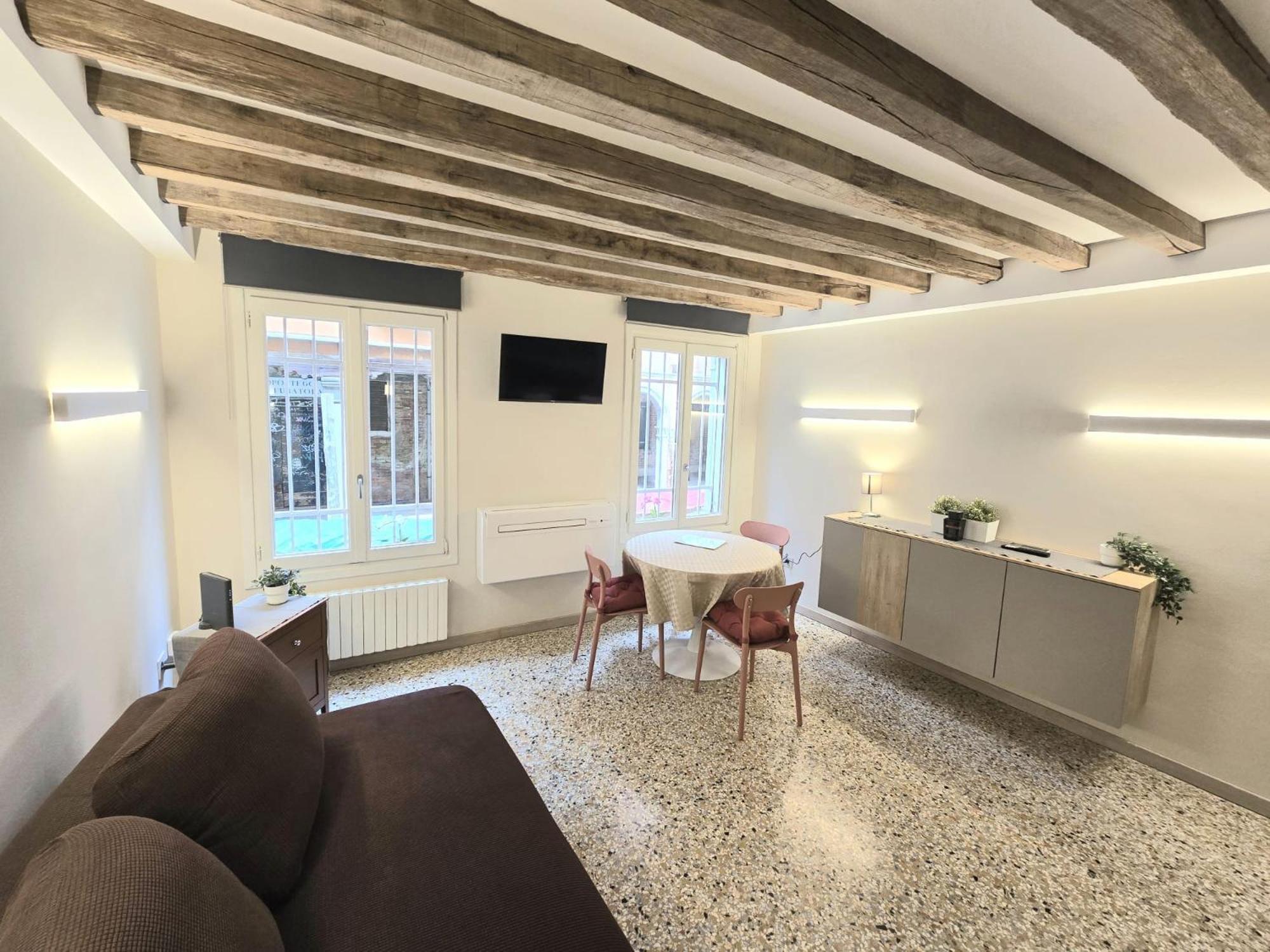 Cozy Studio With Canal View Венеція Екстер'єр фото